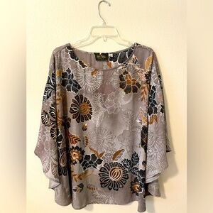 Bob Mackie Wearable Art Loose Fitting Peasant Floral Poncho w/Sequins. Size 1X.